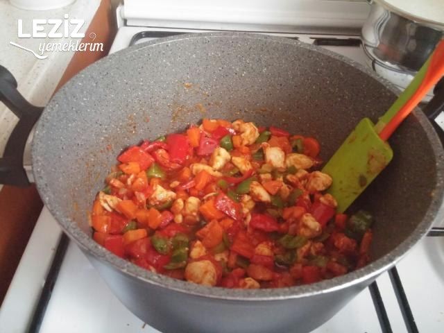 Sebzeli Tavuklu Demleme Makarna