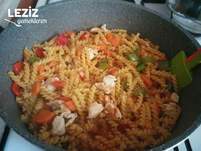 Sebzeli Tavuklu Demleme Makarna