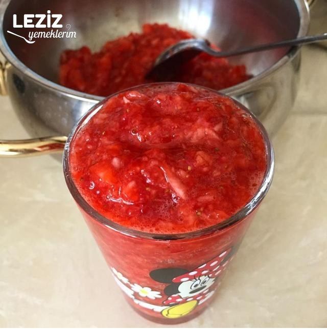 Çilek Soslu Sütlü Tatlı