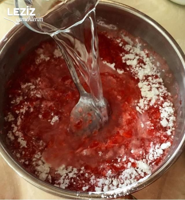 Çilek Soslu Sütlü Tatlı