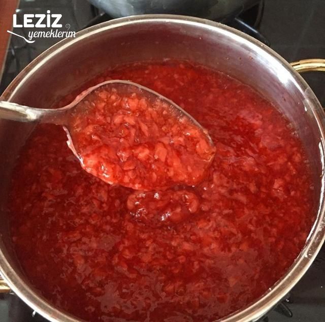 Çilek Soslu Sütlü Tatlı