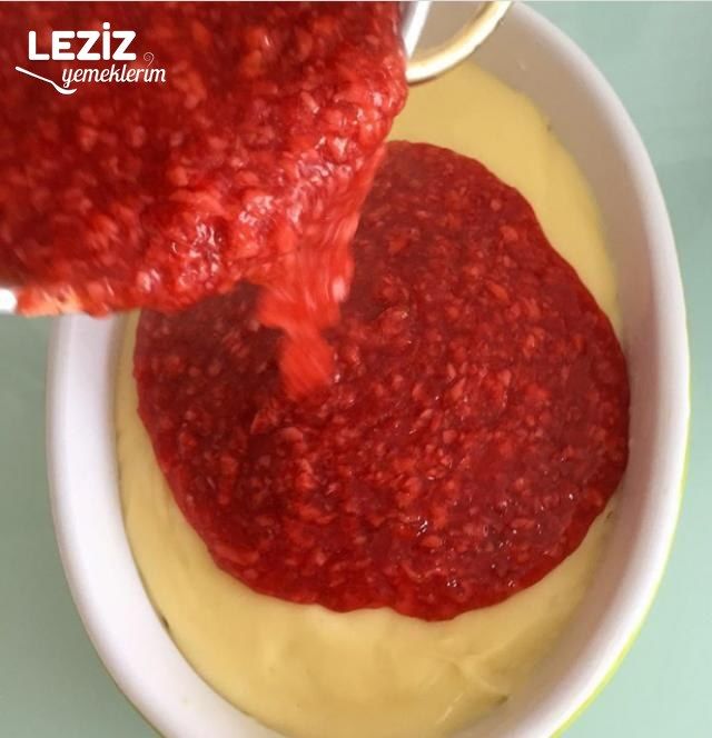 Çilek Soslu Sütlü Tatlı