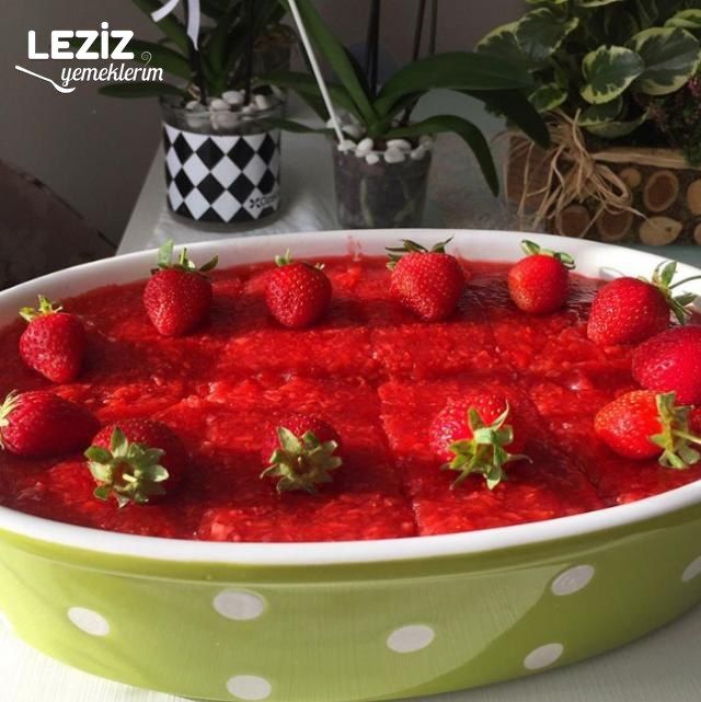 Çilek Soslu Sütlü Tatlı