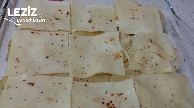 Fırında Baharatlı Kaşar Peynirli Patates