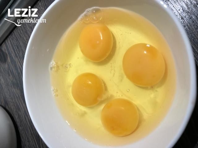 Güveçte Peynirli Yumurtalı Patates