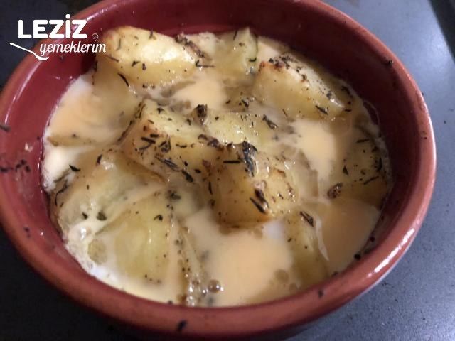 Güveçte Peynirli Yumurtalı Patates