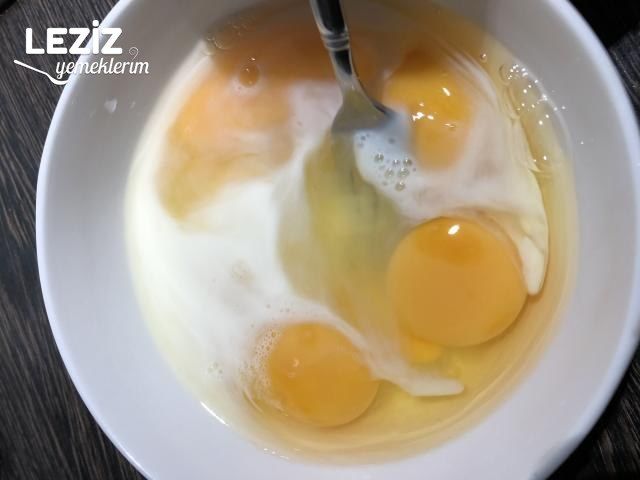 Güveçte Peynirli Yumurtalı Patates