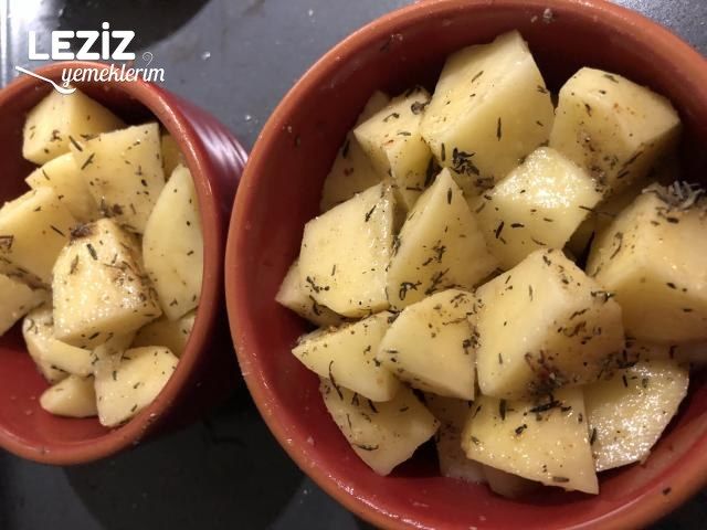 Güveçte Peynirli Yumurtalı Patates