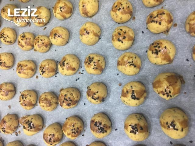 Lokmalık Ağızda Dağılan Çörekotlu Tuzlu Kurabiye