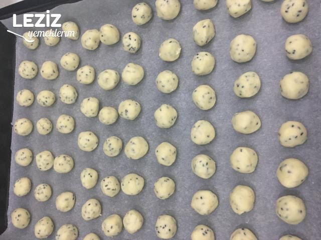 Lokmalık Ağızda Dağılan Çörekotlu Tuzlu Kurabiye