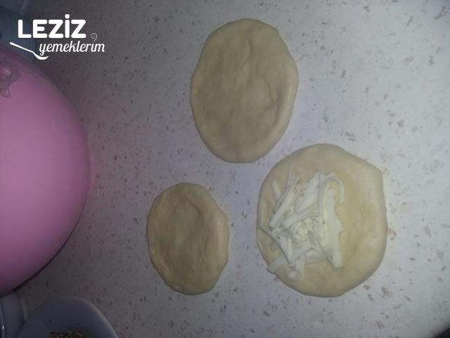 Simit Tadında Kaşarlı Poğaça