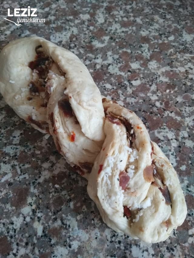 Pastırmalı Ve Kuru Domatesli Çörek