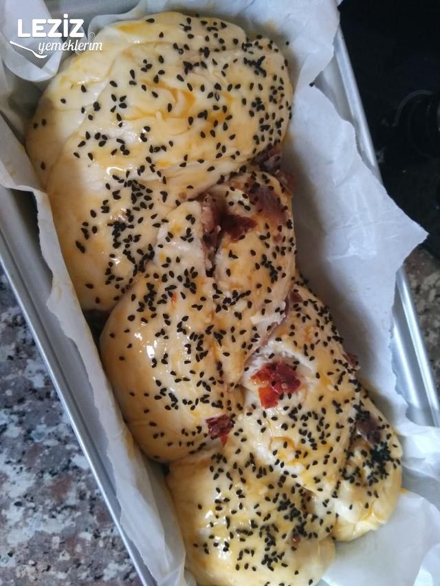 Pastırmalı Ve Kuru Domatesli Çörek
