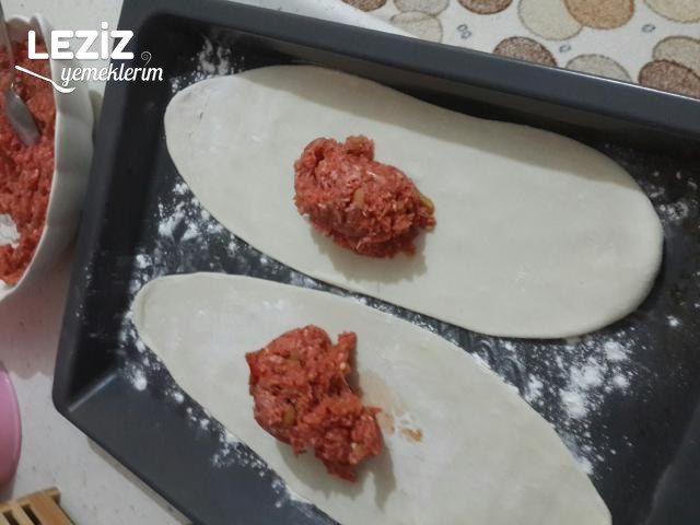 Kıymalı Ve Kaşarlı Kır Pidesi