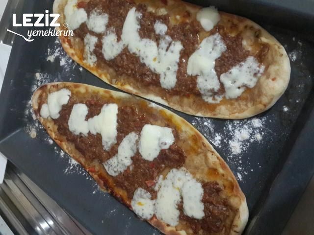 Kıymalı Ve Kaşarlı Kır Pidesi