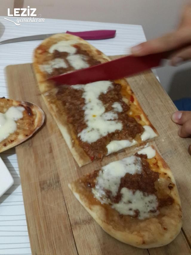 Kıymalı Ve Kaşarlı Kır Pidesi