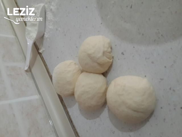 Kıymalı Ve Kaşarlı Kır Pidesi