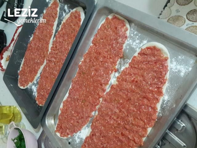 Kıymalı Ve Kaşarlı Kır Pidesi