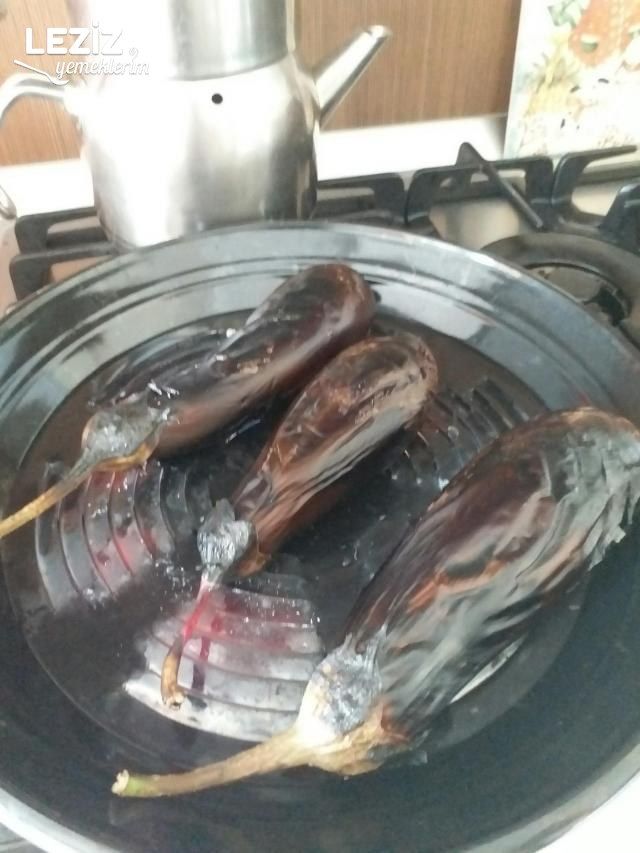 Köz Patlıcan Salatası Nasıl Yapılır