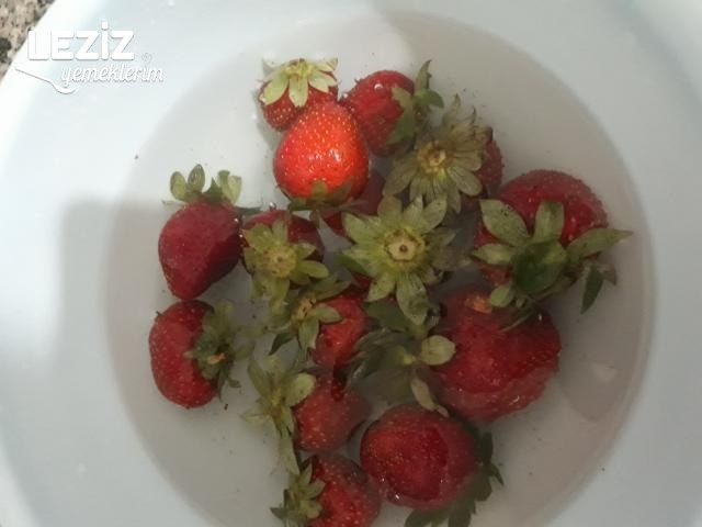 Ev Yapımı Çilekli Yoğurt Tarifi