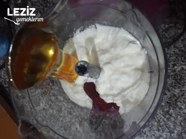 Ev Yapımı Çilekli Yoğurt Tarifi