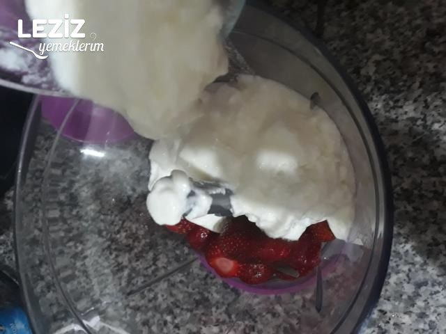 Ev Yapımı Çilekli Yoğurt Tarifi