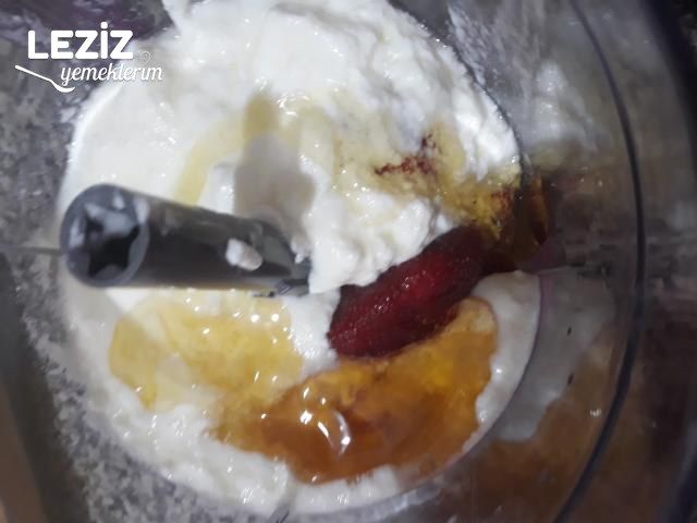 Ev Yapımı Çilekli Yoğurt Tarifi