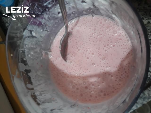 Ev Yapımı Çilekli Yoğurt Tarifi