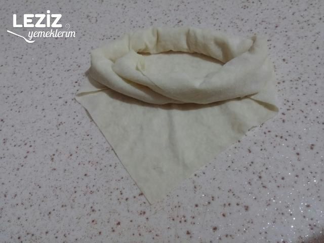 Kenar Dolgulu Çıtır Yufka Pizzası Tarifi