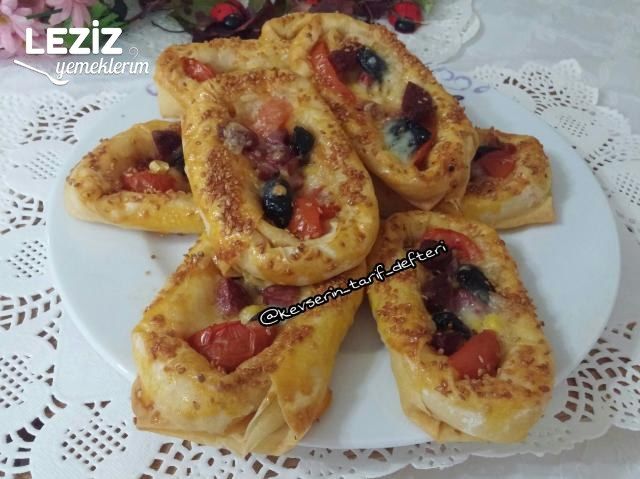 Kenar Dolgulu Çıtır Yufka Pizzası Tarifi