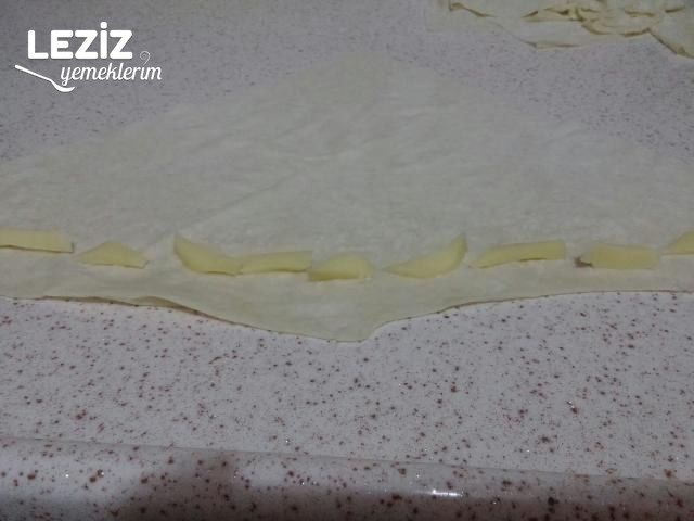 Kenar Dolgulu Çıtır Yufka Pizzası Tarifi