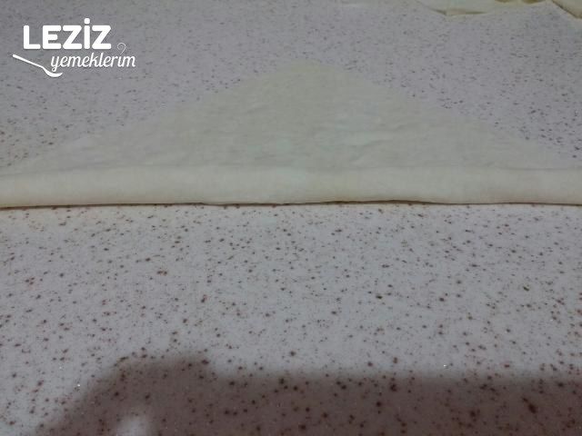 Kenar Dolgulu Çıtır Yufka Pizzası Tarifi
