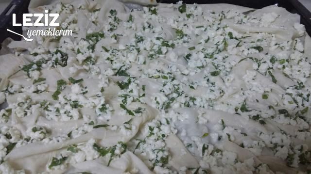 Peynirli Tepsi Böreği