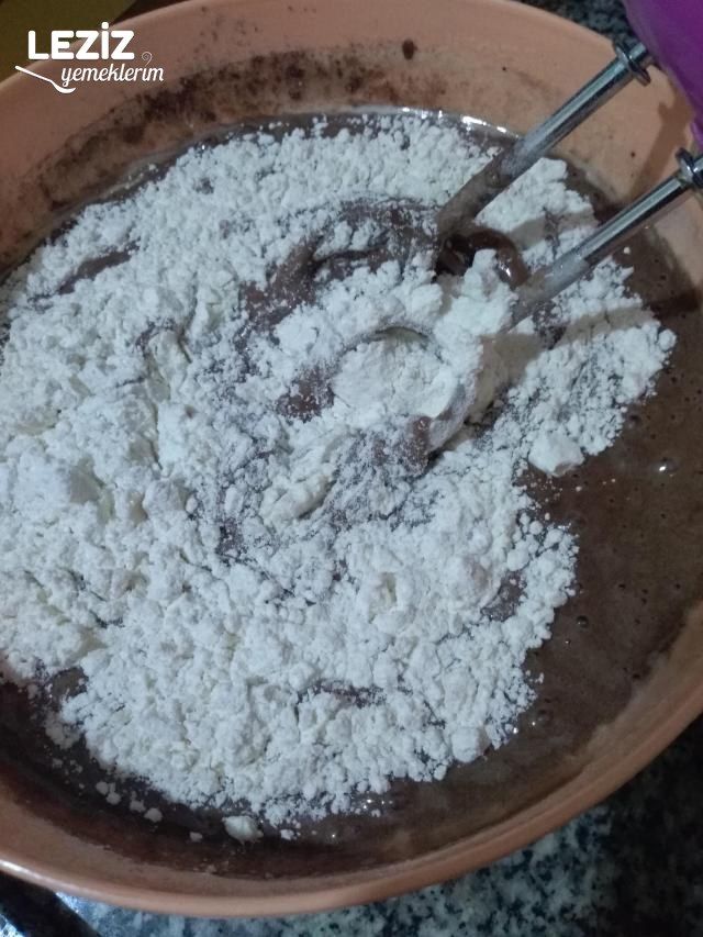 Kabarmaya Doymayan Kakaolu Kek Tarifi