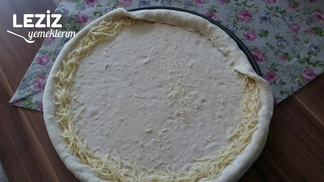 Kenarları Peynir Dolgulu Pizza