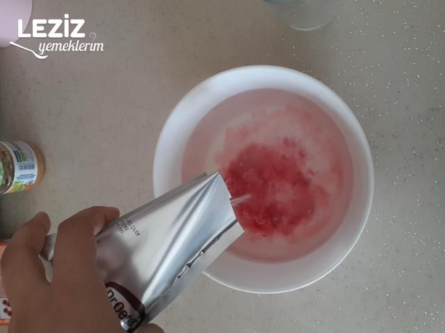 Çilek Jöleli İrmikli Tatlı Tarifi