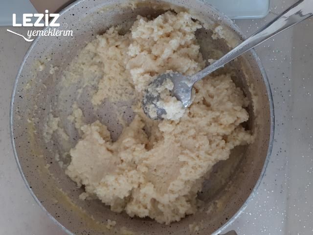 Çilek Jöleli İrmikli Tatlı Tarifi