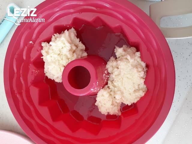 Çilek Jöleli İrmikli Tatlı Tarifi