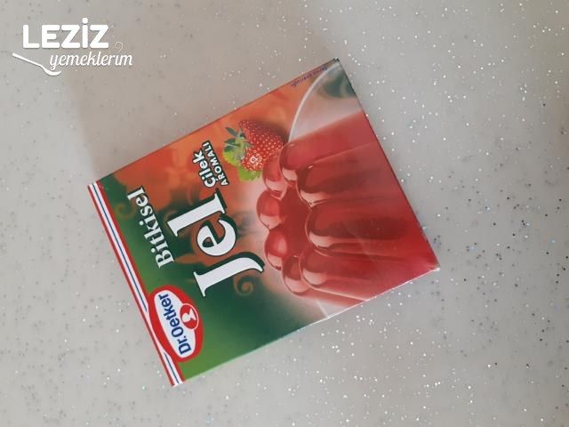 Çilek Jöleli İrmikli Tatlı Tarifi