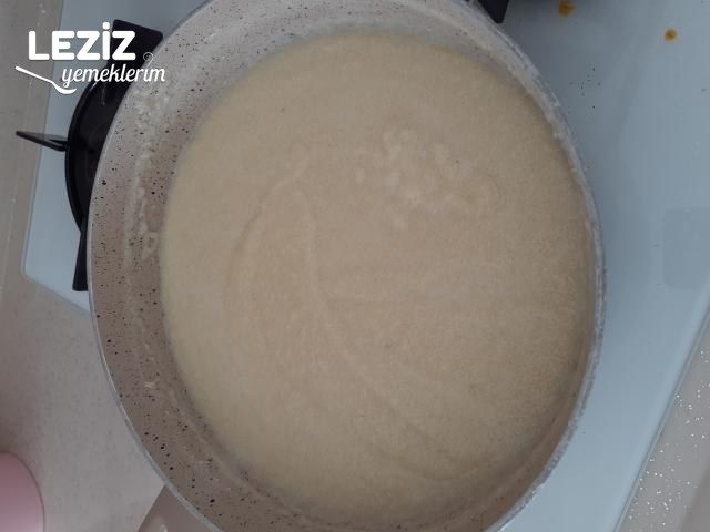 Çilek Jöleli İrmikli Tatlı Tarifi