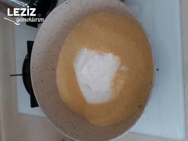 Çilek Jöleli İrmikli Tatlı Tarifi