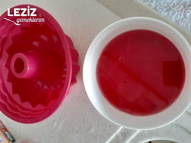 Çilek Jöleli İrmikli Tatlı Tarifi