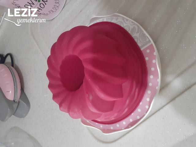 Çilek Jöleli İrmikli Tatlı Tarifi