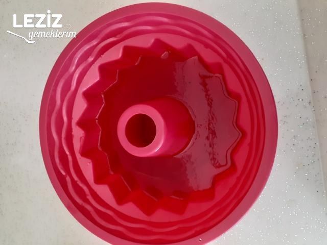 Çilek Jöleli İrmikli Tatlı Tarifi