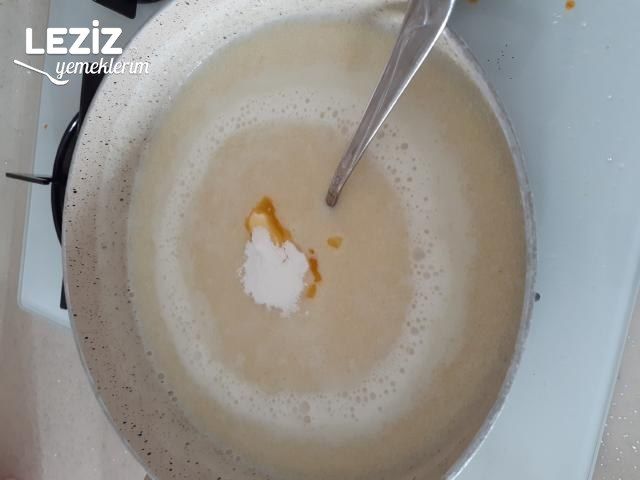 Çilek Jöleli İrmikli Tatlı Tarifi