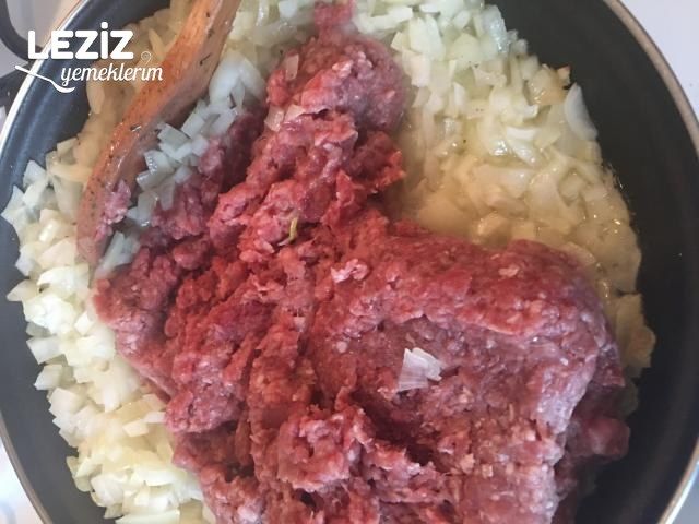 Nişastalı El Açması Kıymalı Börek