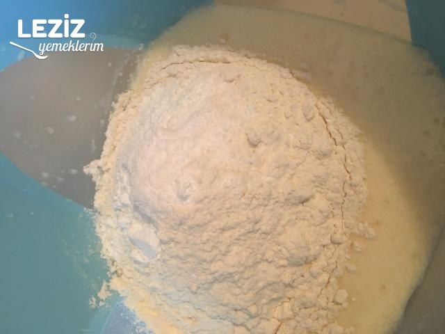 Nişastalı El Açması Kıymalı Börek