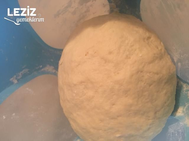 Nişastalı El Açması Kıymalı Börek