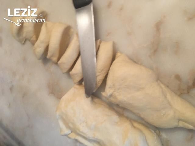 Nişastalı El Açması Kıymalı Börek