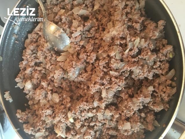 Nişastalı El Açması Kıymalı Börek